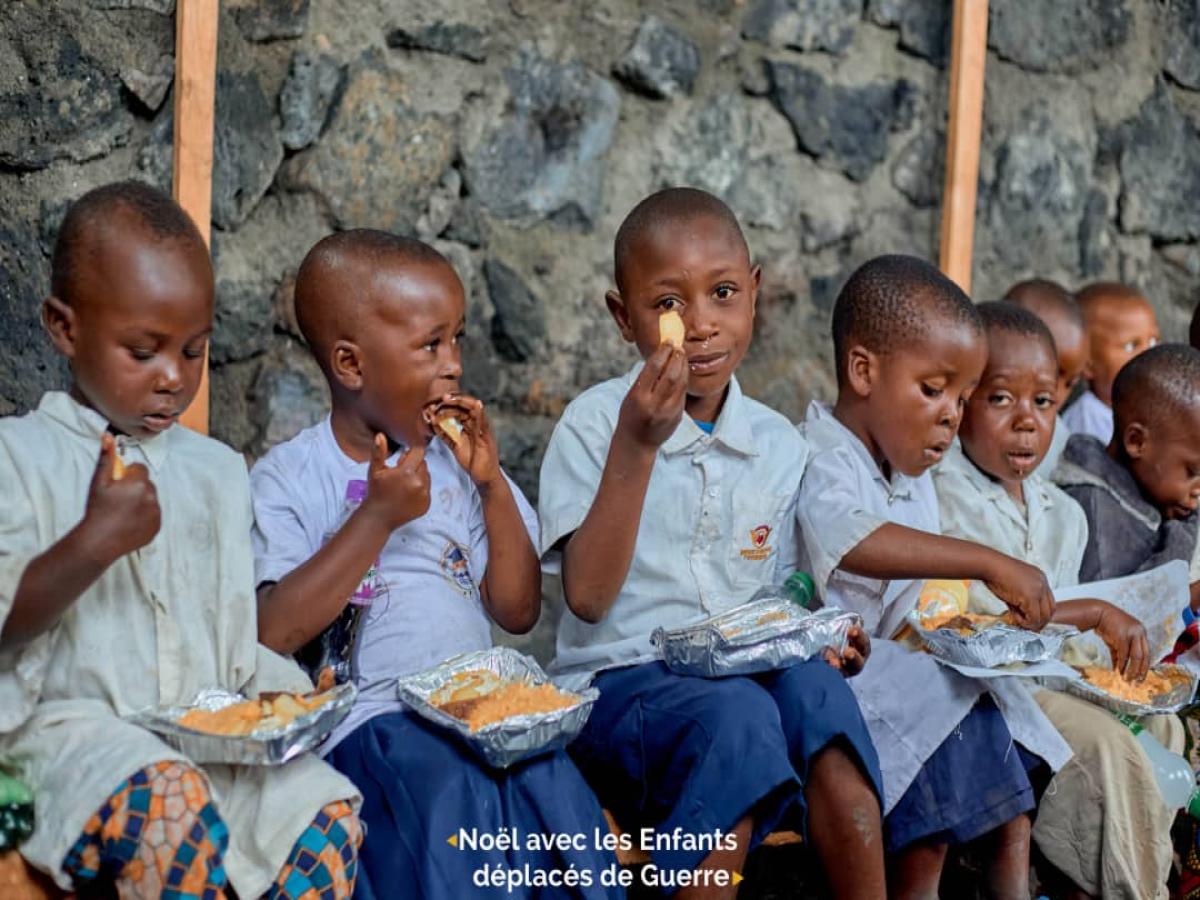 Image : Distribution des cahiers aux eleves du C S ADAP